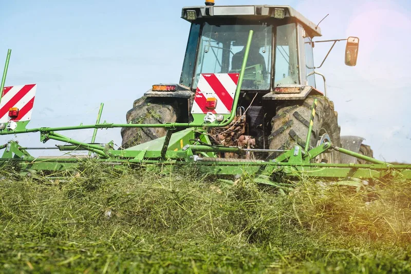 Traktor am Gras zetten