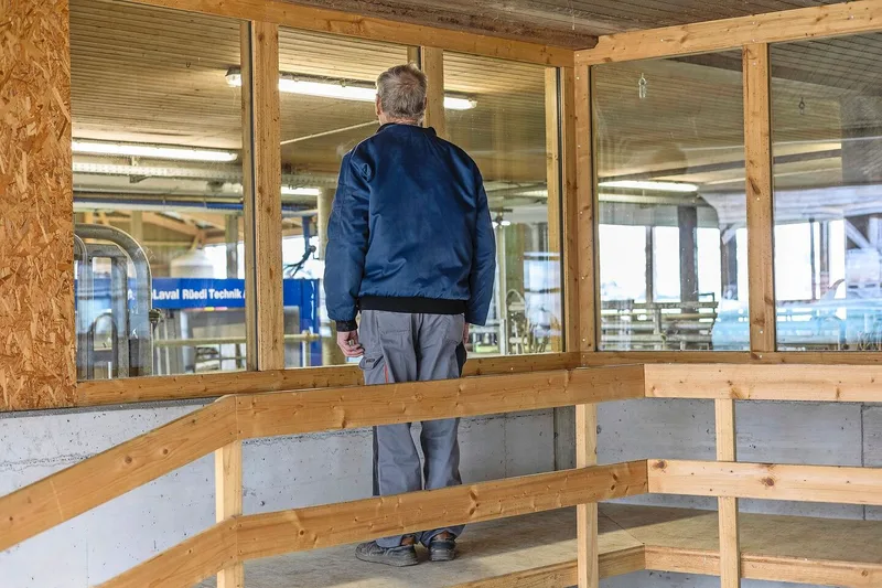 Einblick in den Stall: Vom Podest aus haben BesucherInnen freien Blick auf den Melkroboter und die Milchkühe von Tobias Kritzer.
