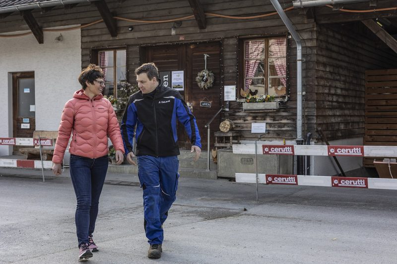 Livia Giovanoli und Tobias Kritzer sind gemeinsam für «Haus & Hof Hermolingen» unterwegs.