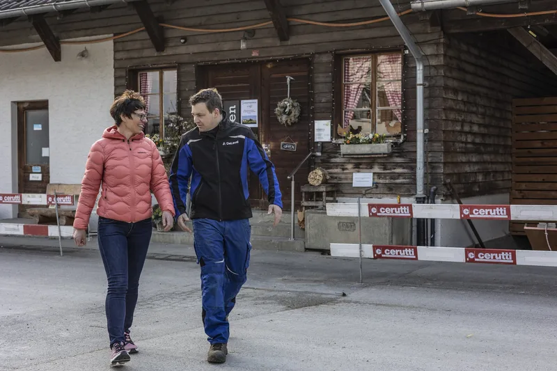 Livia Giovanoli und Tobias Kritzer sind gemeinsam für «Haus & Hof Hermolingen» unterwegs.