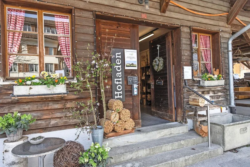 Der Hofladen gehört zum Haus Hermolingen. Die meisten Produkte haben die Bewohner angefertigt, zum Beispiel die «Holzbürdeli».