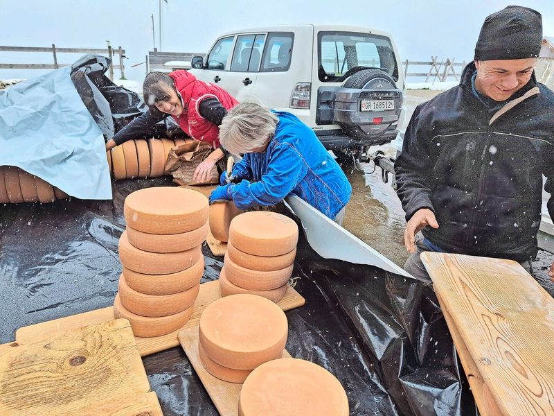 An der letzten «Chästeilete» beginnt es nochmals zu schneien, während die Bauern den Käse eiligst einpacken.