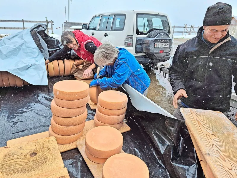 An der letzten «Chästeilete» beginnt es nochmals zu schneien, während die Bauern den Käse eiligst einpacken.