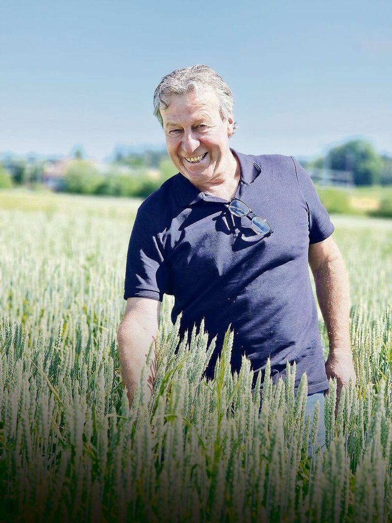Andreas Stalder erinnert sich im Getreidefeld an frühere Zeiten: «Dass wir so nicht zufahren konnten, war mir schon früh klar.» Damit meint Stalder die lupenreinen Bestände, auf denen kein «anderes Kraut» Platz hat.