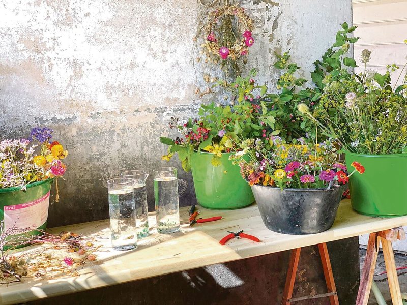 Blumenschmuck stellt Simone de Coulon als Hobby her – und freut sich über Komplimente dafür.