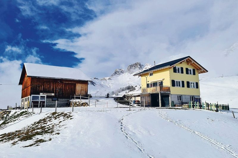Das neue Wohnhaus und der mit viel Eigenarbeit sanierte Rinderstall der Familie Arnold auf dem Bergbetrieb Rophaien.