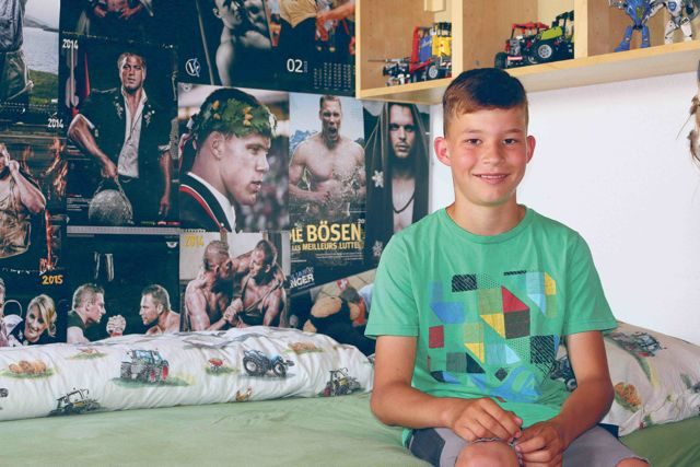 Die Wände im Zimmer vom Jungschwinger sind voll von Bildern seiner Idole. (Bilder Simone Barth)