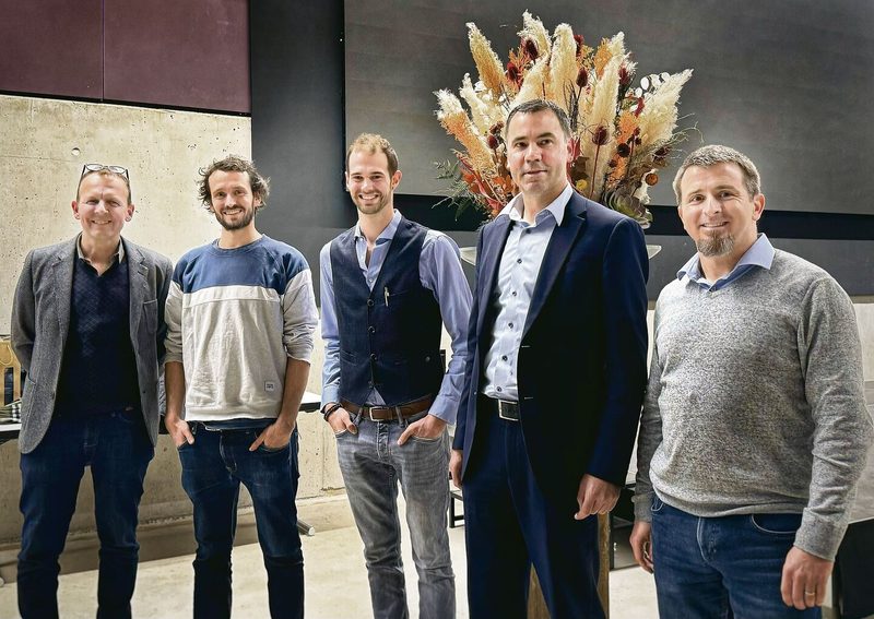 Von links nach rechts: Adrian Krebs (Moderation), die Landwirte Samuel Kessens (Pro) und Jörg Büchi (Kontra), der Präsident des SBV, Martin Rufer (Kontra), und Raffael Ayé (Pro) von Birdlife diskutierten miteinander über die Biodiversitäts-Initiative.
