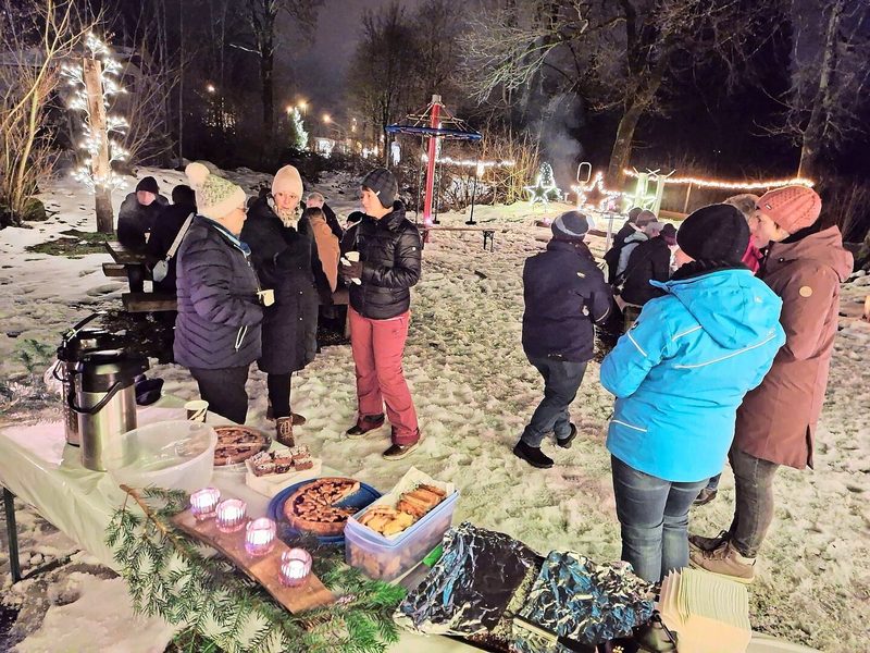 Die Luzerner Bäuerinnen konnten sich bei Glühwein und Gebäck austauschen und gemeinsam den Abend geniessen.