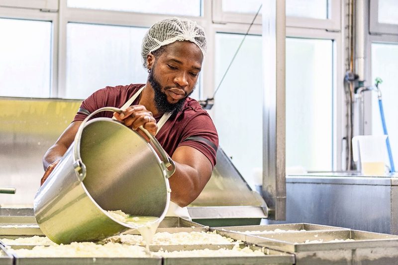 Die Käserei produziert viele Spezialitäten, wie Molkegetränke und Speiseeis aus Schafmilch oder Feta.