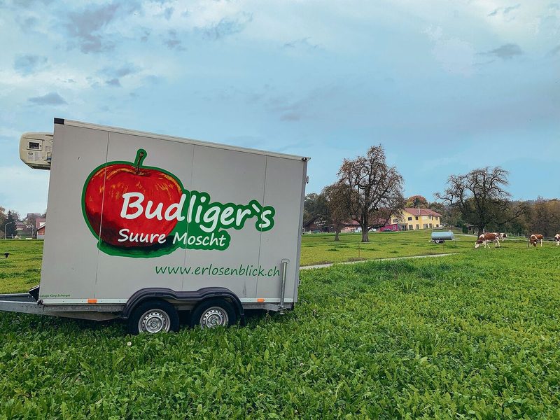 Budligers setzen stark auf Werbung: Der Kühlwagen am Strassenrand zum Erlosenblick weist auf «Budliger’s Suure Moscht» hin.