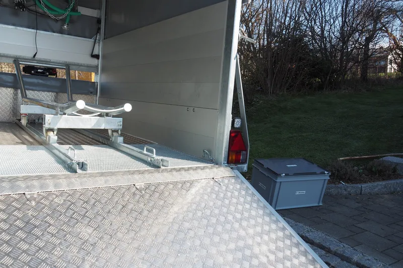 Blick in den Spezialanhänger, den so genannten T-Trailer, mit dem Schragen zum Transport betäubter und entbluteter Rinder.