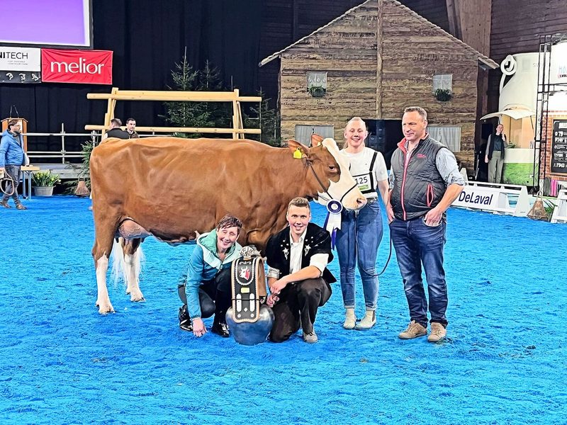Die überglückliche Familie Stucki mit ihrer SF-Reserve-Championne Sunside Kilian Sf Ivabia.