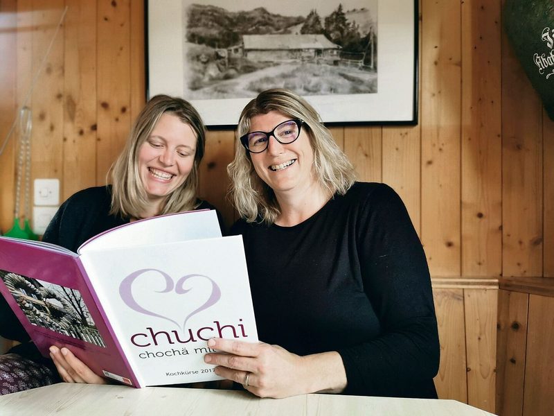 Mutter und Tochter schwelgen in Erinnerungen: Sandra Ledermann und ihre Tochter Andrea mit dem Fotoalbum, das von den Anfängen ihrer «Härz-Chuchi» erzählt.