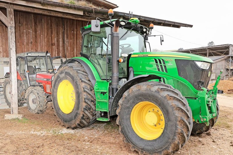 Alte und neue Traktoren helfen, die 80 ha Fläche zu bearbeiten. Der neuste Traktor ist 11 Jahre alt.