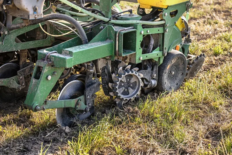 Damit die Säreihen mit den mit der vorherigen Streifenlockerung übereinstimmen, erfolgt die Spurführung über RTK-GPS.