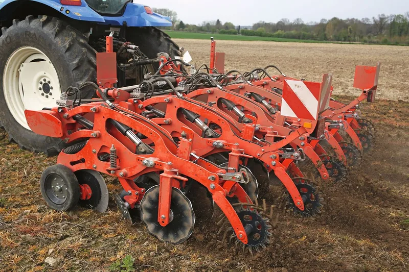Mit einem Striptill-Gerät werden die Reihen dort aufgelockert, wo später die Saatkörner platziert werden.