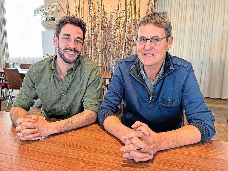Philipp Angehrn (l.), St. Galler Obstverband, Bruno Eschmann (r.), Präsident des Produktzentrums Kirschen/Zwetschgen SOV/Swisscofel.