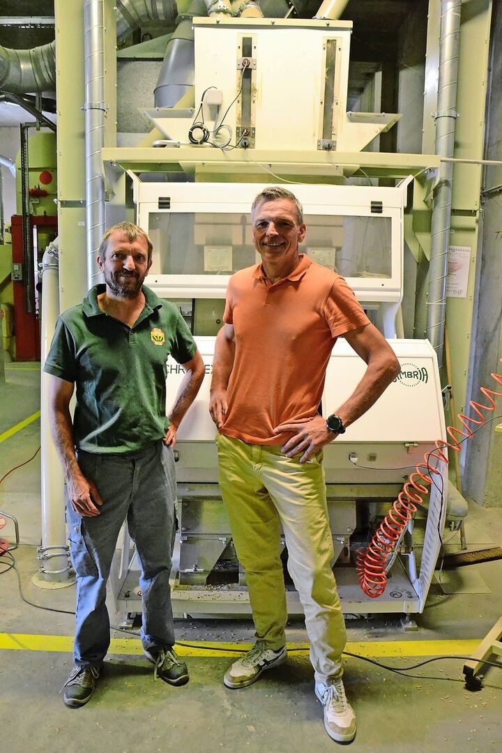 Betriebsleiter Martin Walter (links) und ASS-Dikretor Jacques Demierre vor dem optischen Farbausleser.