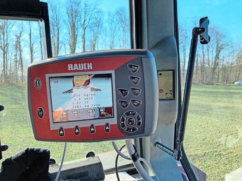 Ein Landwirt setzte einen Düngerstreuer mit manueller Schaltung am Terminal und eine Smartphone-App zur Orientierung auf dem Feld ein.