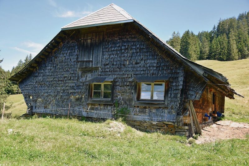 Diese Alphütte ist über 600 Jahre alt. Viele Alpen sind von den Bauern gepachtet.