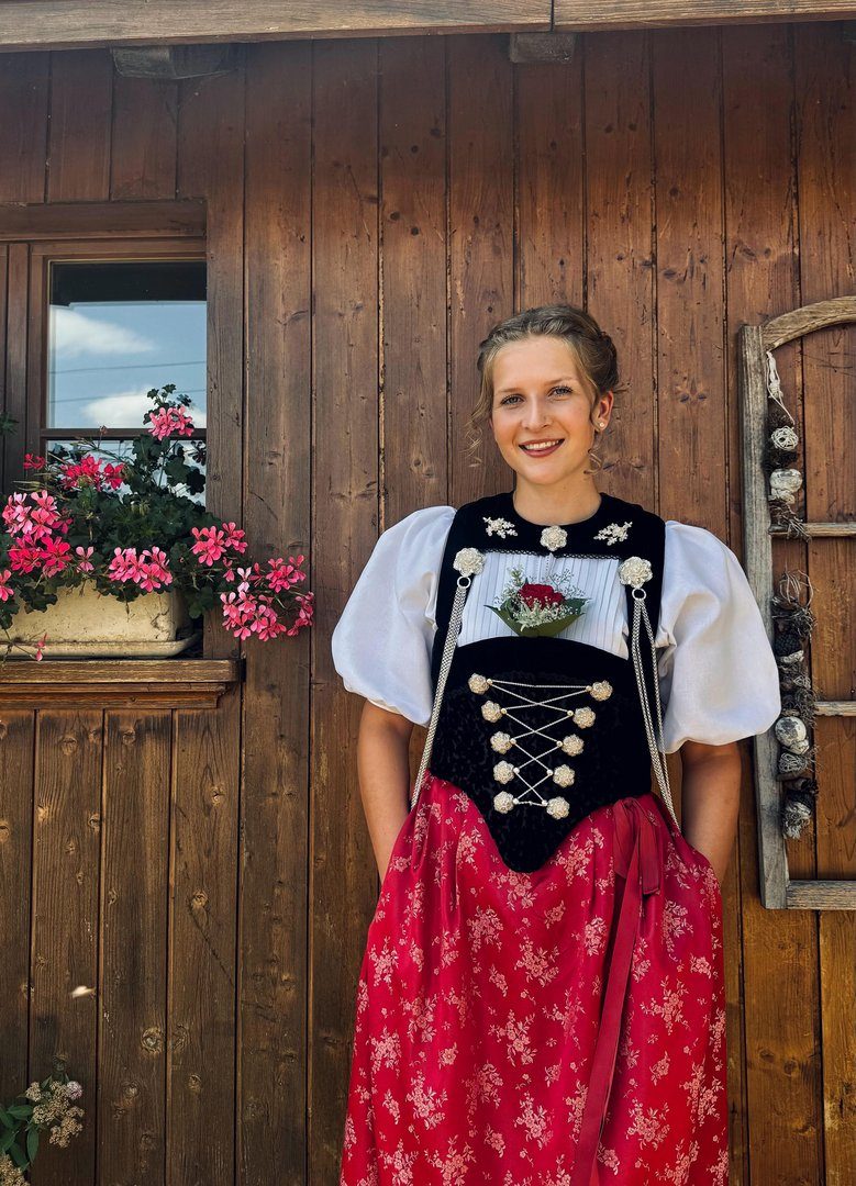 Ihre Lieblingskuh heisst Tansania: Michelle Fahrni liebt die Landwirtschaft, jodelt «für ihr Leben gern» und ist Captain auf dem Fussballplatz