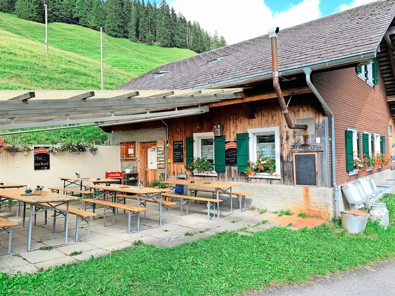 Mit dem Alpbeizli am viel begangenen Wanderweg waren Müllers vor vielen Jahren Pioniere. Damals habe es noch kaum Auflagen für den Bau des Aussenbereichs gegeben.