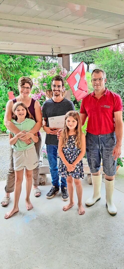 Francesco De Benedetto (Mitte) war ein Jahr lang bei der Familie Schmid angestellt. Sein Traum ist es, Tierarzt zu studieren.