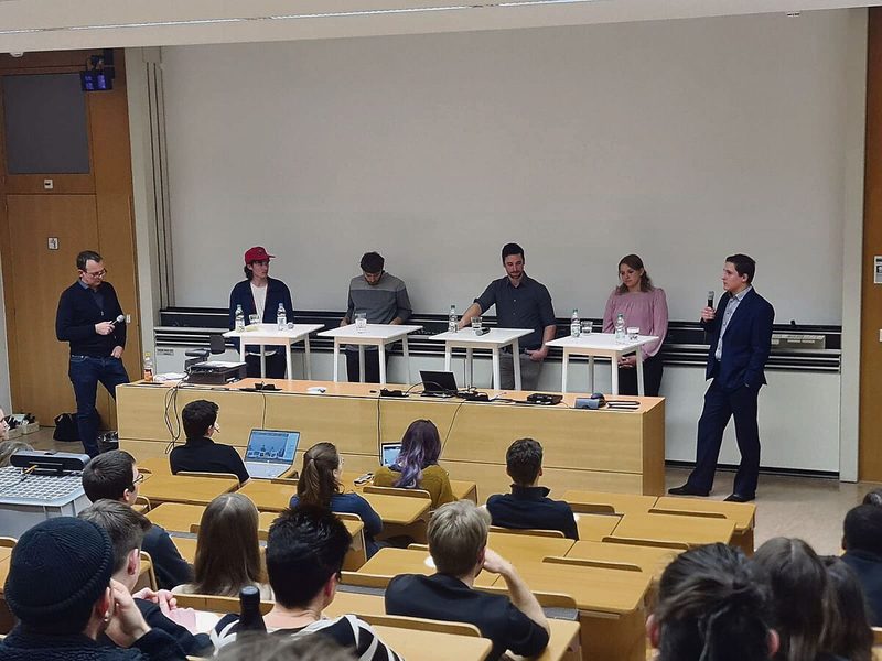 Moderator Adrian Krebs mit seinen Podiumsgästen Manu Neuhaus, Maurus Pfalzgraf, Hanspeter Renggli, Lea Birrer und Thomas von Euw (v. l.). Diese waren sich bei vielen Themen uneinig.
