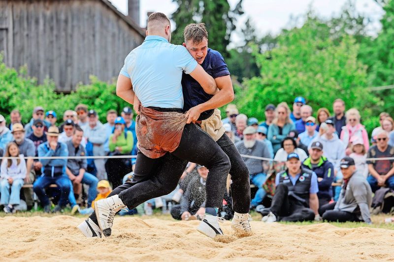 Im dritten Gang trafen Michael Moser (r.) und Adrian Walther zusammen. Zum ersten Mal konnte der 19-jährige Landwirt Moser den Topschwinger Walther bezwingen.