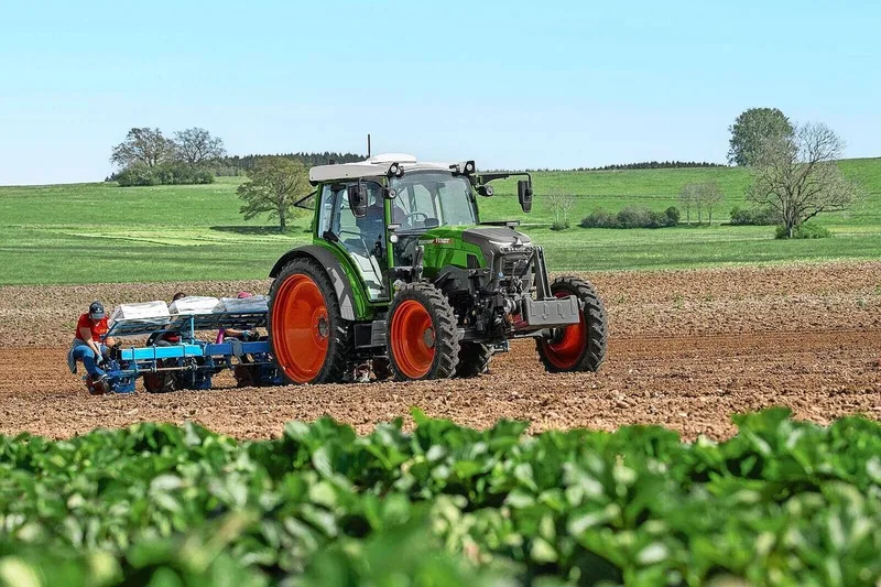 Fendt baut mit dem e100 Vario einen batterieelektrischen Traktor mit einer Maximalleistung von 90 PS. Dieser wird mit einer 100-kWh-Batterie gespeist.