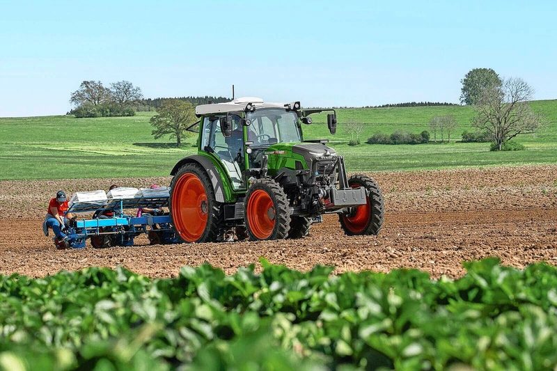 Fendt baut mit dem e100 Vario einen batterieelektrischen Traktor mit einer Maximalleistung von 90 PS. Dieser wird mit einer 100-kWh-Batterie gespeist.