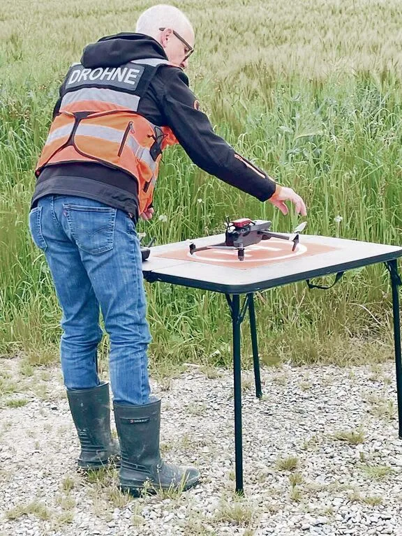 Kurt Bitzi bei den Vorbereitungen für den Einsatz der Drohne mit Wärmebildkamera.