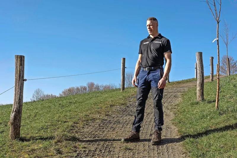 Matthias Sempach ist eine gute Zauntechnik wichtig. Dazu gehören auch stabile Auftriebswege und langlebige Zaunpfosten.