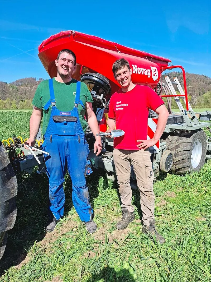 Armin Steiner (links) und Jan Gnann von Novag stellen die Maschine für die Zuckerrübensaat ein.