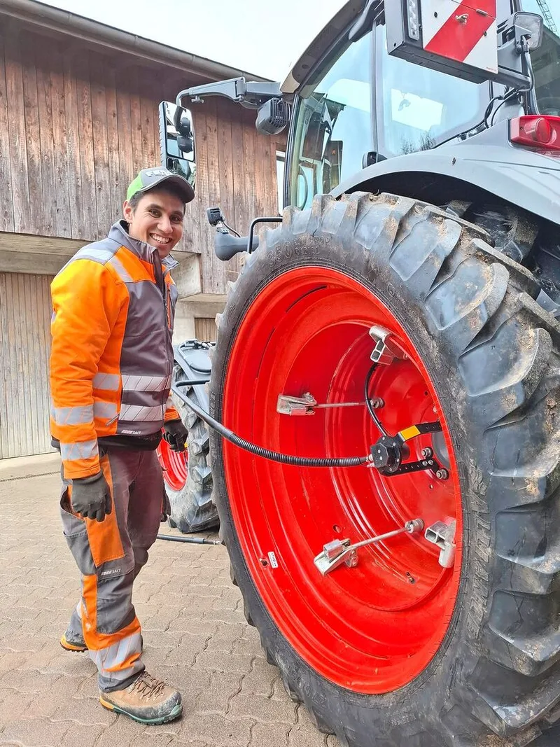 Peter Buser versorgt die Breitreifen mit einer RDA.
