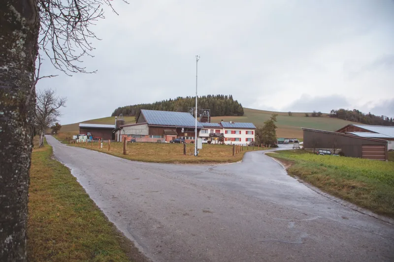 Der Betrieb Schlatter in Bargen SH hat in den letzten Jahren viel investiert – unter anderem in Photovoltaik-Anlagen für die Stromerzeugung. Bild: Gian Vaitl