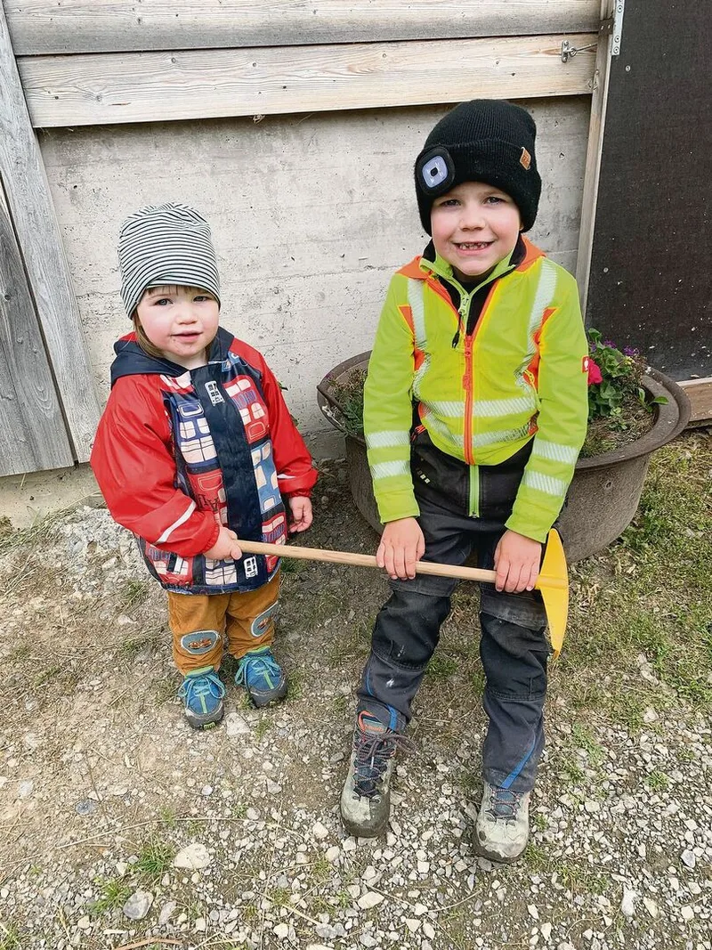 Anja (links) und Bruder Flurin sind immer am «Gscheren» – ihnen wird es auf der Alp nie langweilig.
