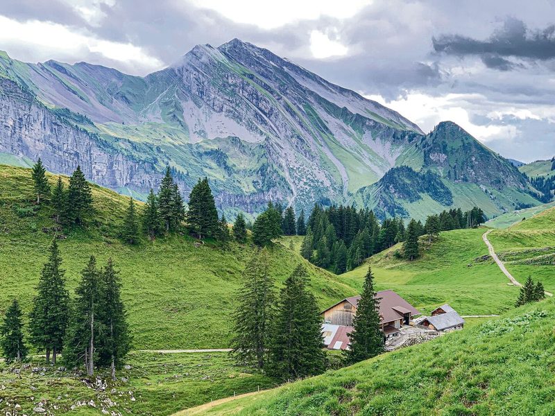 Die Alp Unterst-Hütte auf Niederbauen ist eingebettet in schönster Bergwelt – im Hintergrund der Schwalmis.