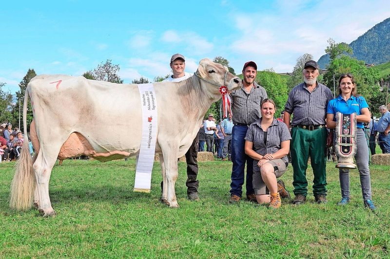 Martina Husistein, Patrick und Vater Richard Risi mit ihrer Braunviehkuh Brawa, die im vergangenen Herbst an der Grossviehschau in Oberdorf Miss Nidwalden wurde.