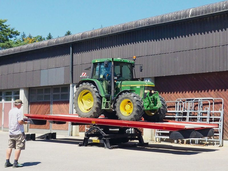 Geschicklichkeit gefragt: Der Traktor auf der Wippe musste so lang wie möglich im Gleichgewicht gehalten werden.