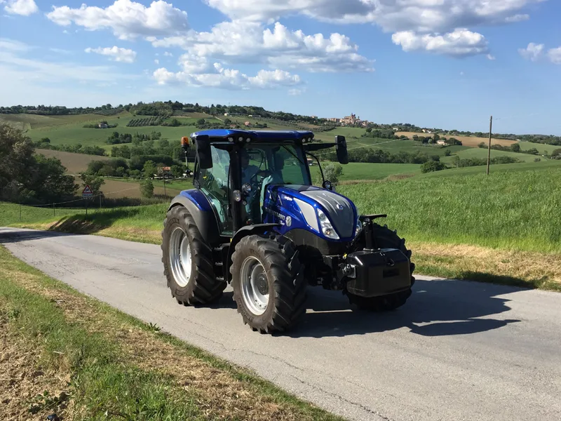 Der New Holland T5.140 Traktor auf einem Feldweg.