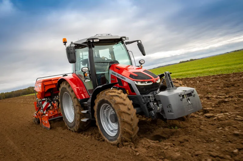 Ein Massey Ferguson-Traktor MF 5S.145