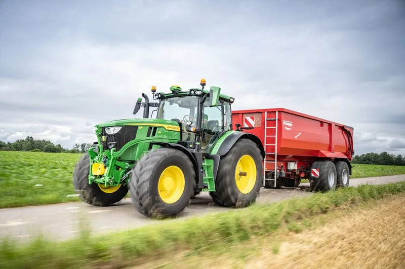 Der John Deere 6R Traktor mit Anhänger.