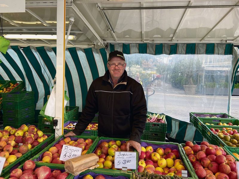 Walter Stettler am Marktstand auf dem Bundesplatz. Er ist Präsident des Vereins Berner Märit.
