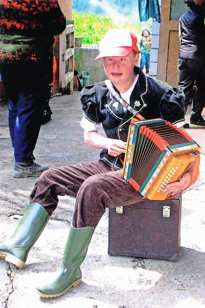 Sohn Adrian am Örgelen.
