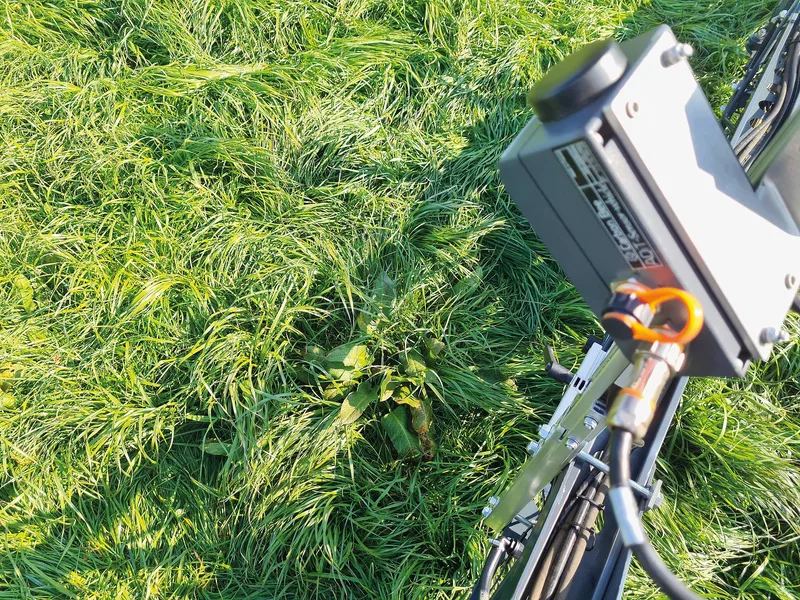 Eine Kamera hat eine Blacke entdeckt. Das System regelt nun automatisch,wann welche Düse geöffnet wird. Rundherum bleibt die Fläche unbehandelt. Bild: Beat Schmid