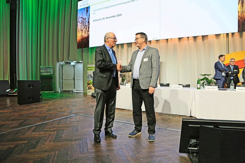 Bauernpräsident Markus Ritter wünscht Edgar Kupper viel Glück für die Wahlen.