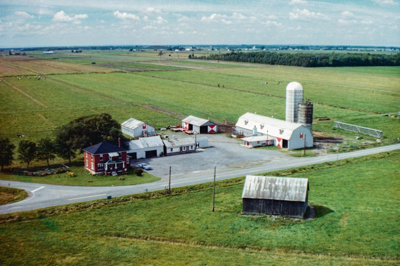 Die Familie Fankhauser wanderte 1977 nach Kanada aus und kaufte diese Milchfarm. Sie war damals 80 Hektaren gross mit 42 Kuhplätzen. Seither hat sich die Farm stark verändert.
