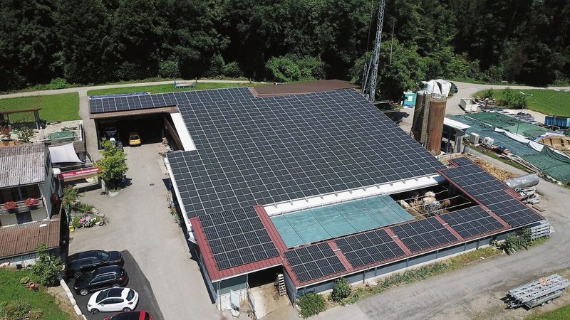 Luftaufnahme des Dachs, welches neu vollständig mit Solarpanels bedeckt ist.
